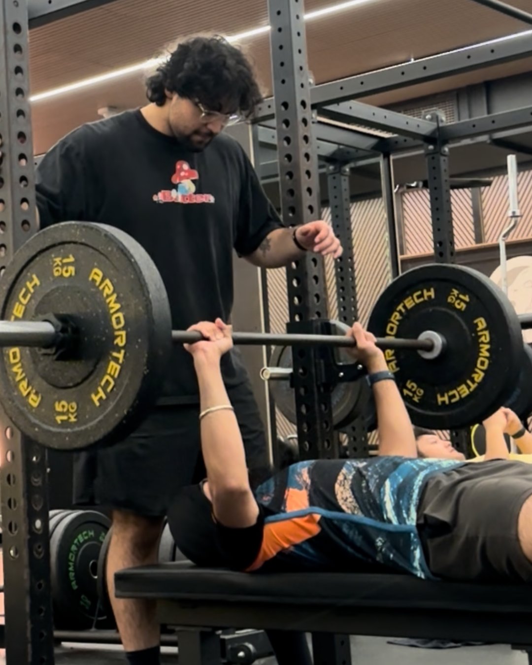 Kayhan coaching bench press
